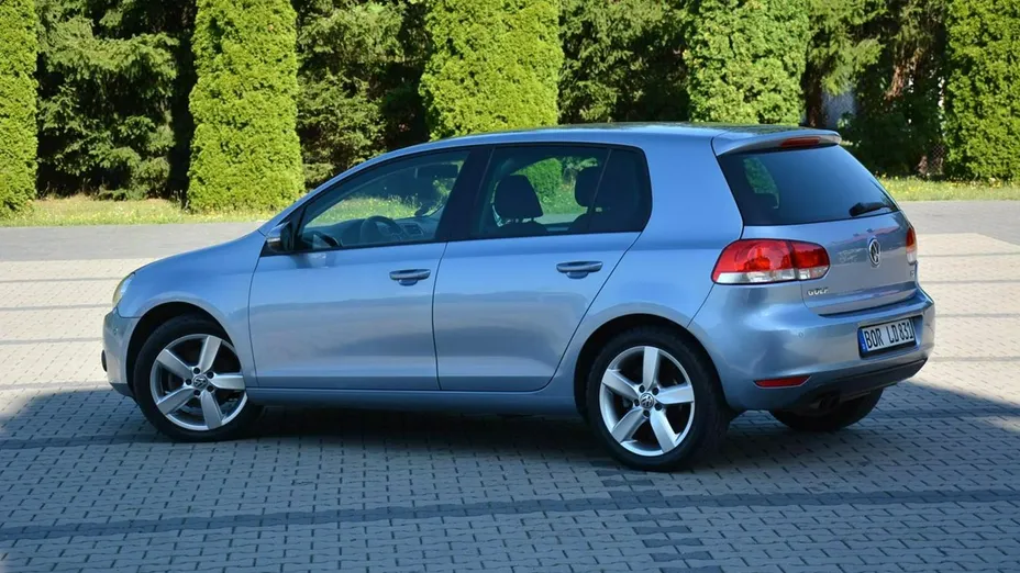 VOLKSWAGEN Golf -