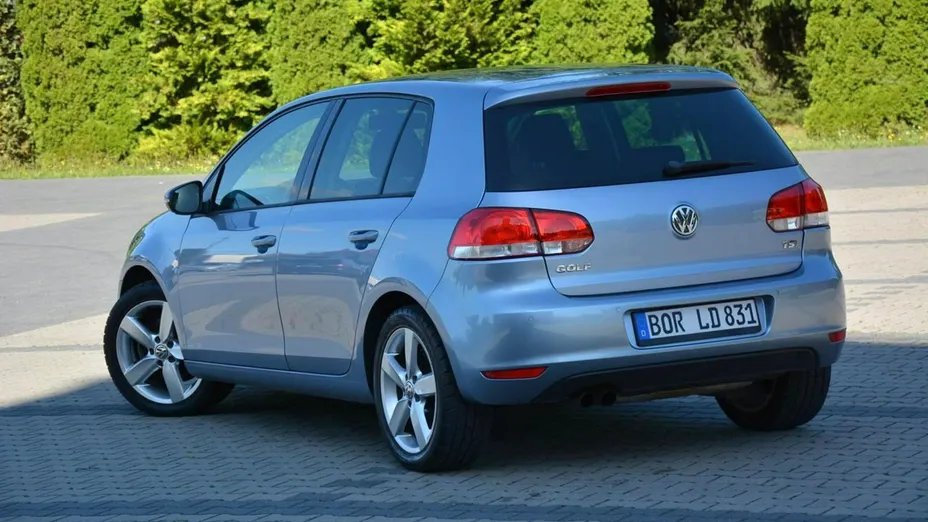 VOLKSWAGEN Golf -
