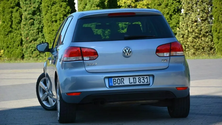 VOLKSWAGEN Golf -