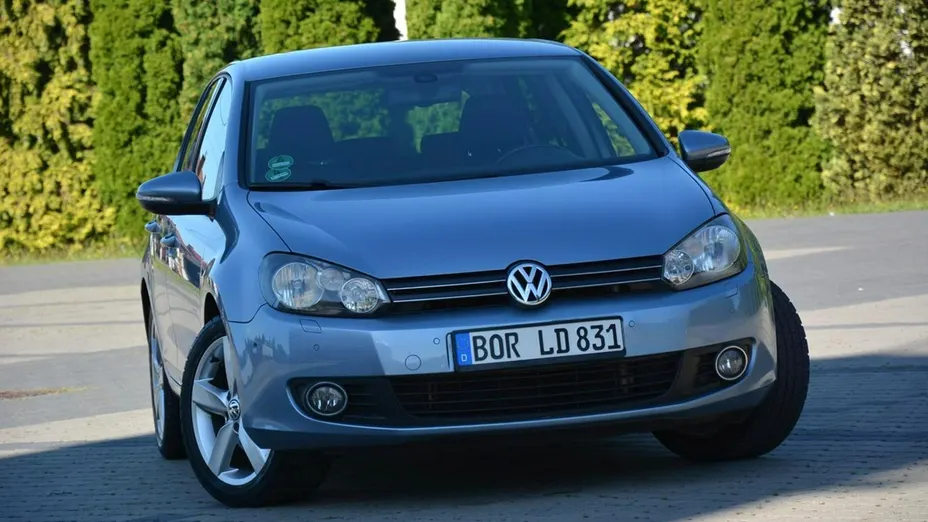 VOLKSWAGEN Golf -