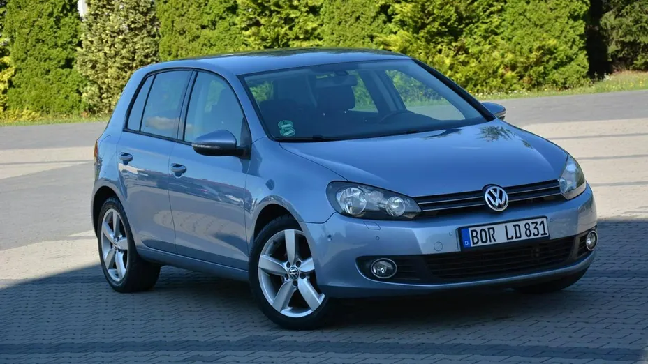 VOLKSWAGEN Golf -