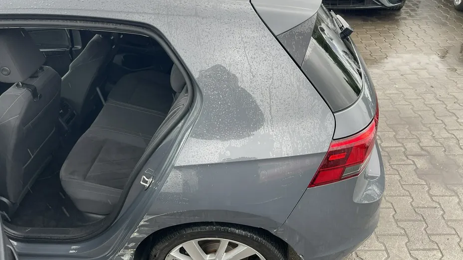VOLKSWAGEN Golf -