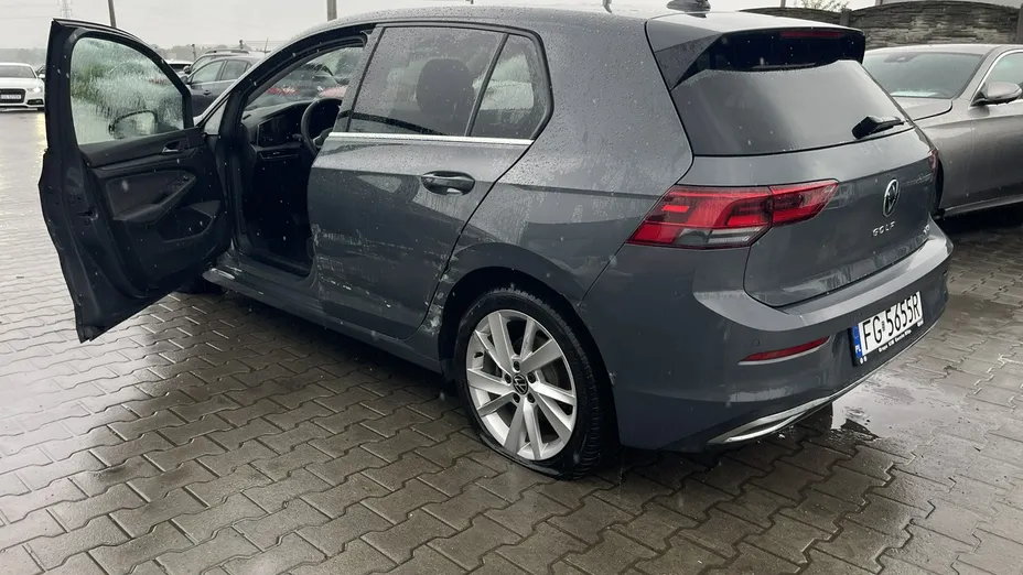 VOLKSWAGEN Golf -