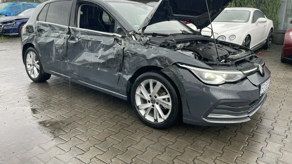 VOLKSWAGEN Golf -