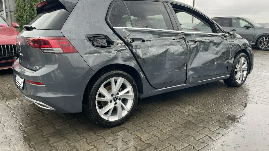 VOLKSWAGEN Golf -