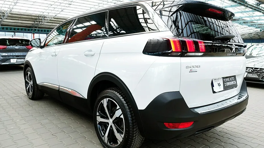 PEUGEOT 5008 -
