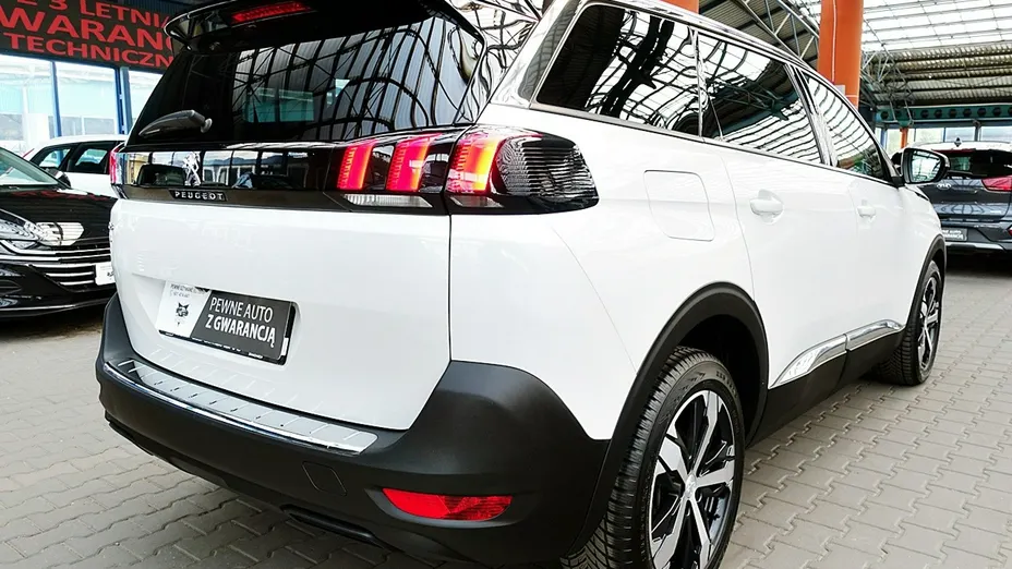 PEUGEOT 5008 -