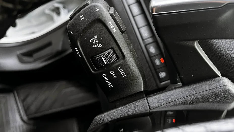 PEUGEOT 5008 -