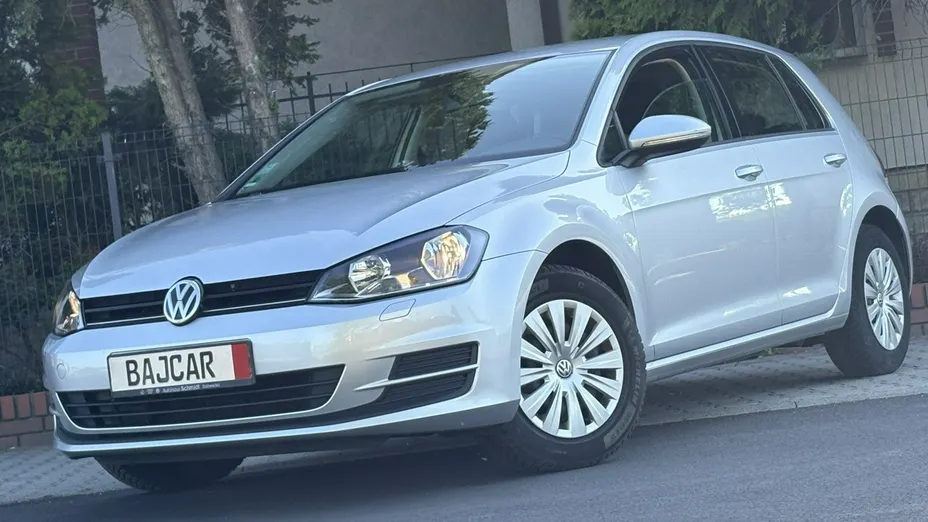 VOLKSWAGEN Golf -