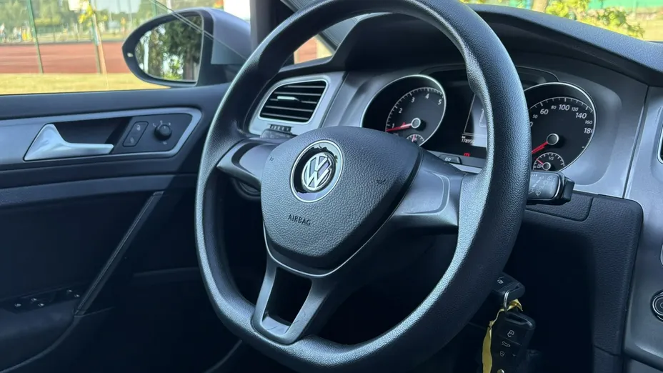 VOLKSWAGEN Golf -