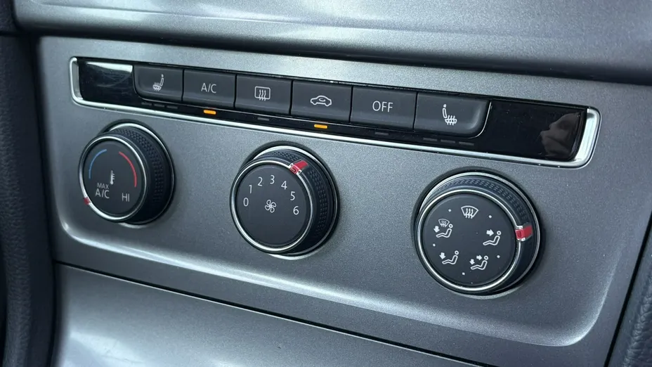 VOLKSWAGEN Golf -