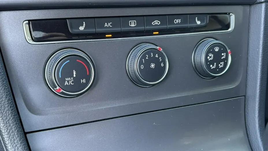 VOLKSWAGEN Golf -