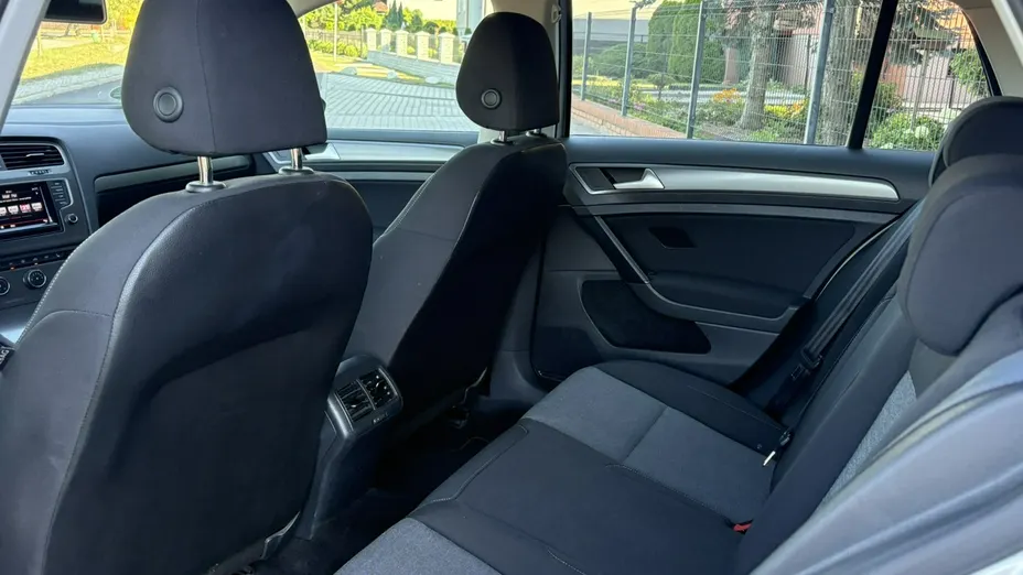 VOLKSWAGEN Golf -