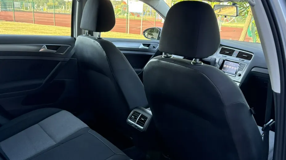 VOLKSWAGEN Golf -