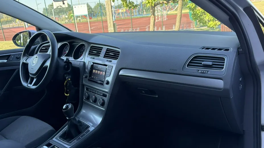 VOLKSWAGEN Golf -