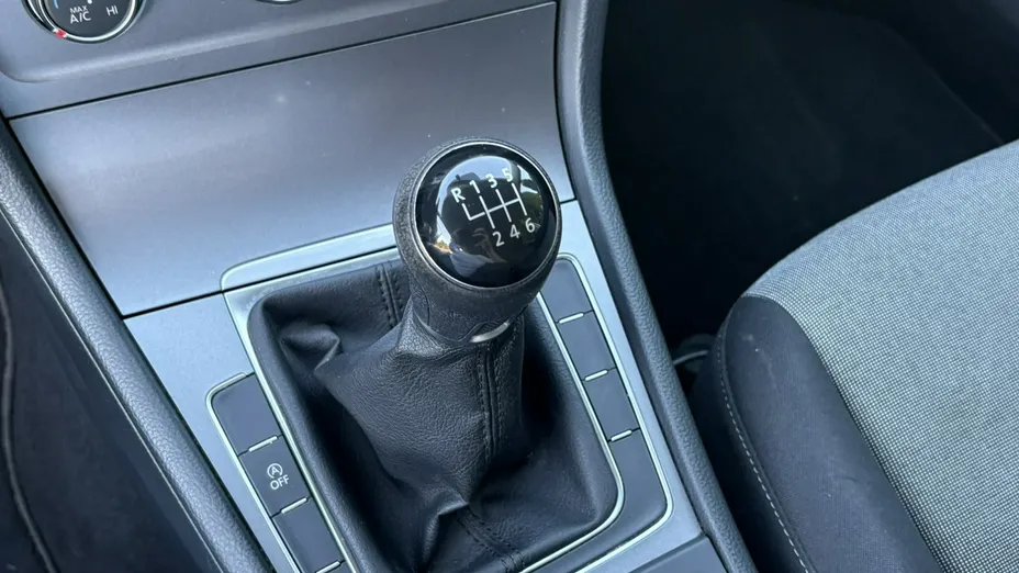 VOLKSWAGEN Golf -
