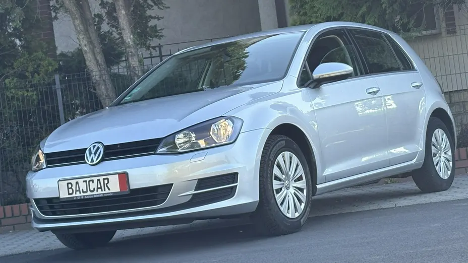 VOLKSWAGEN Golf -