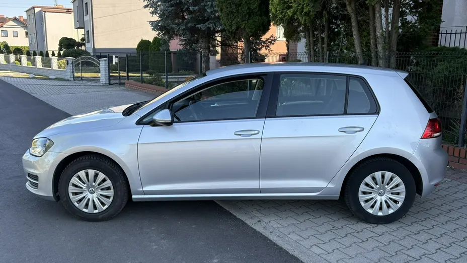 VOLKSWAGEN Golf -