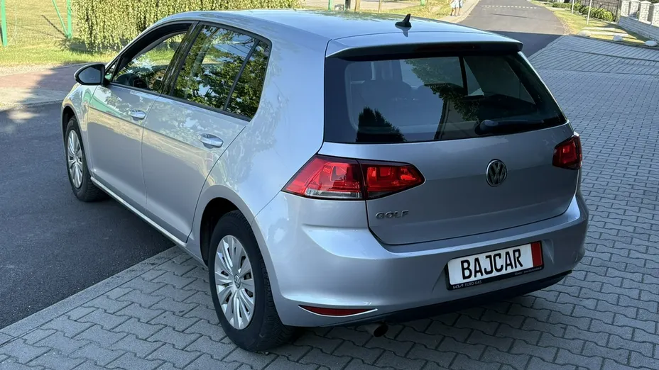 VOLKSWAGEN Golf -