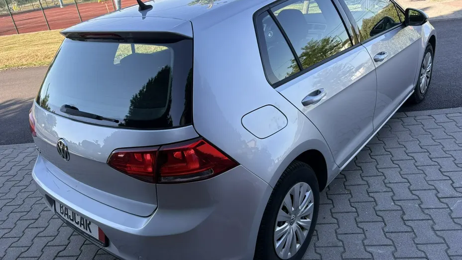 VOLKSWAGEN Golf -