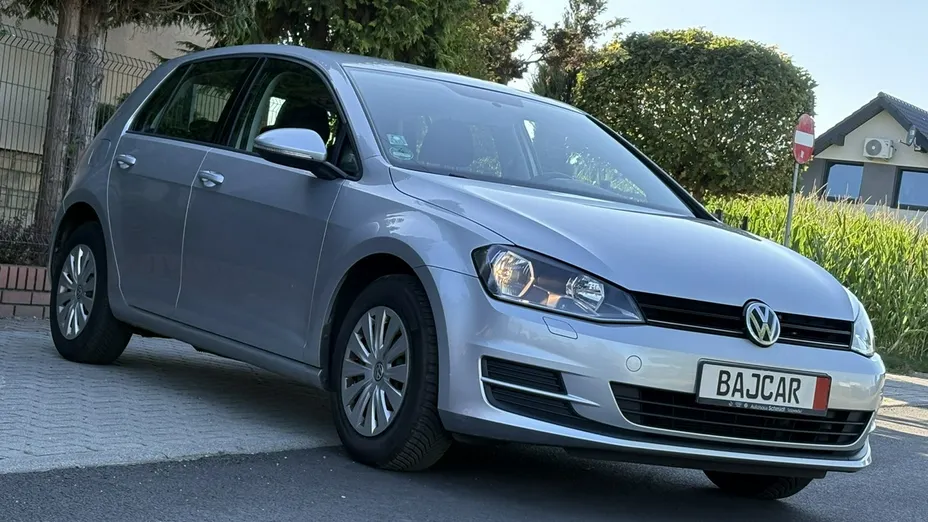 VOLKSWAGEN Golf -