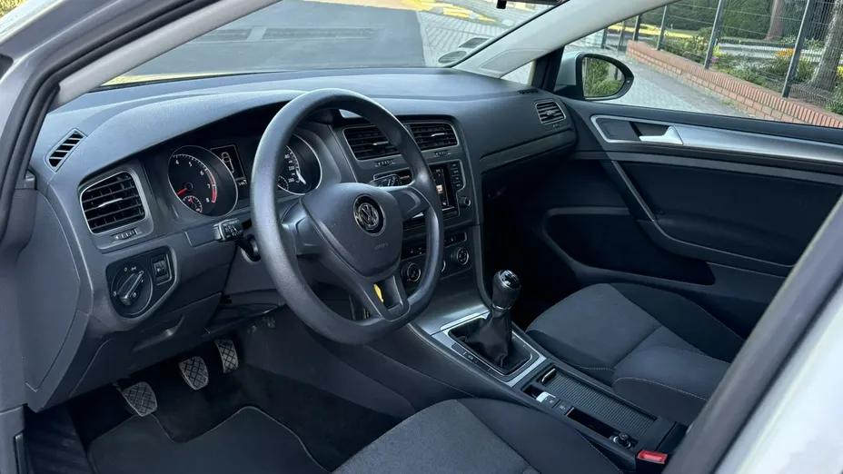VOLKSWAGEN Golf -