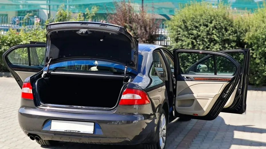 SKODA Superb -