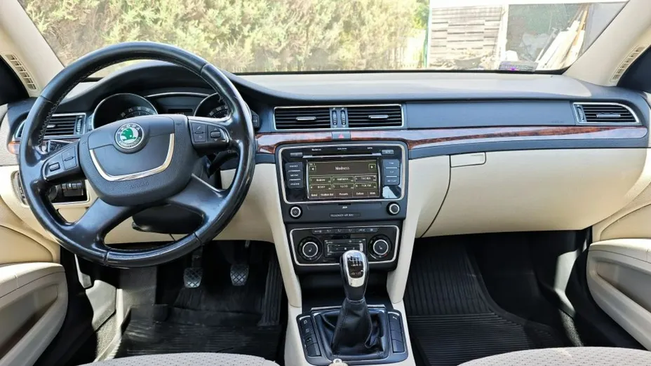 SKODA Superb -
