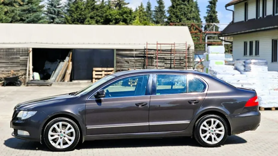 SKODA Superb -