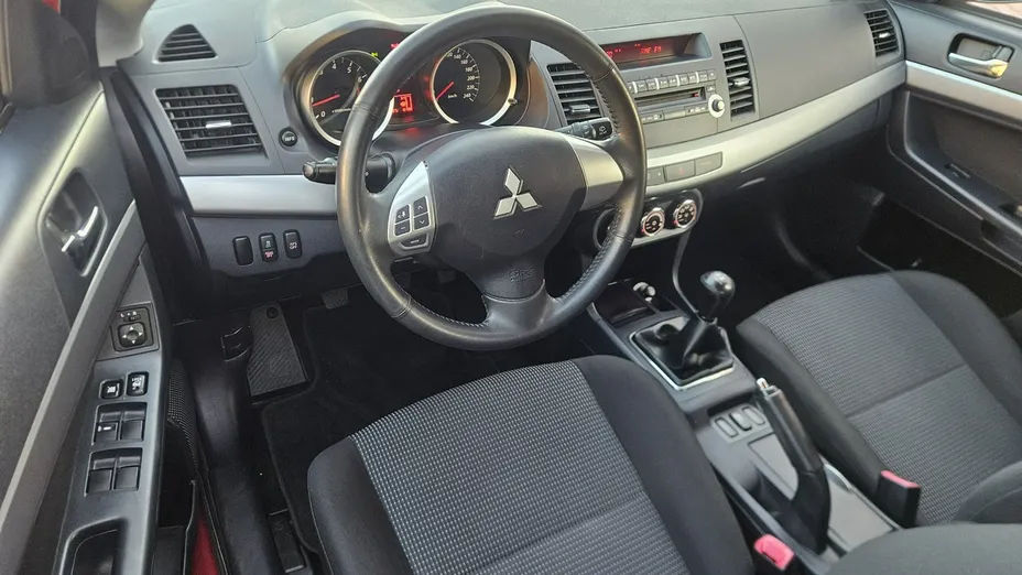 MITSUBISHI Lancer -