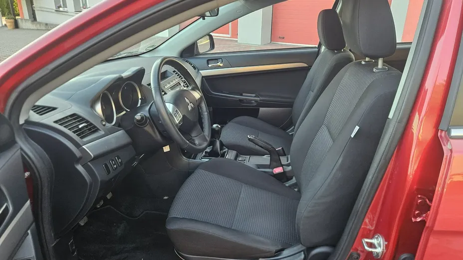 MITSUBISHI Lancer -