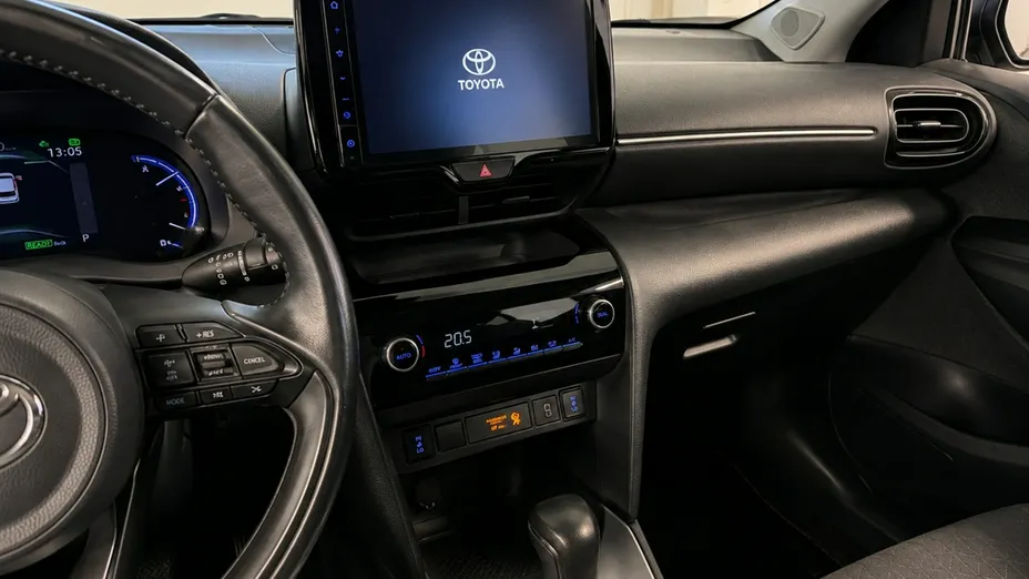 TOYOTA Yaris Cross -