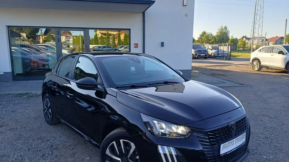PEUGEOT 208 -