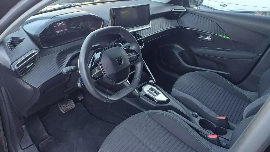 PEUGEOT 208 -