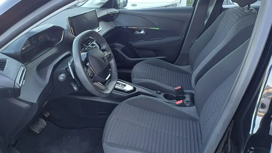 PEUGEOT 208 -