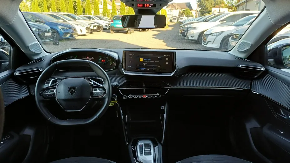 PEUGEOT 208 -