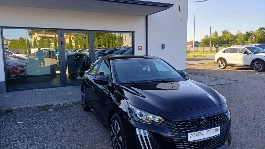 PEUGEOT 208 -