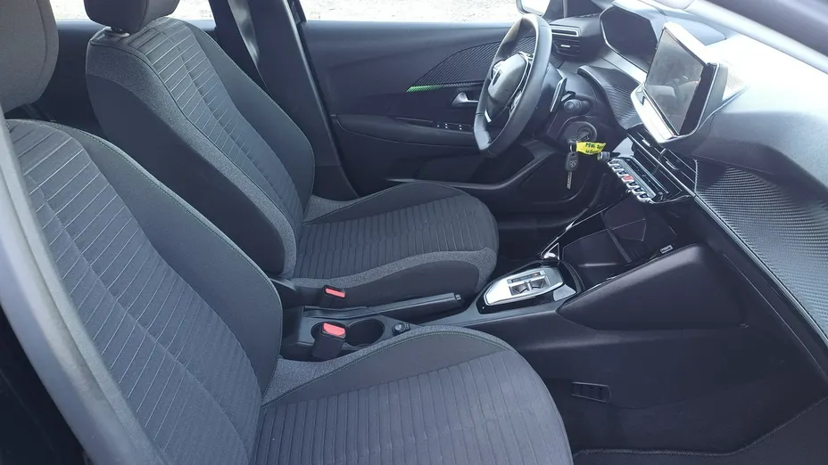 PEUGEOT 208 -