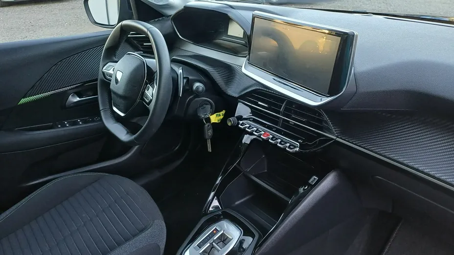 PEUGEOT 208 -