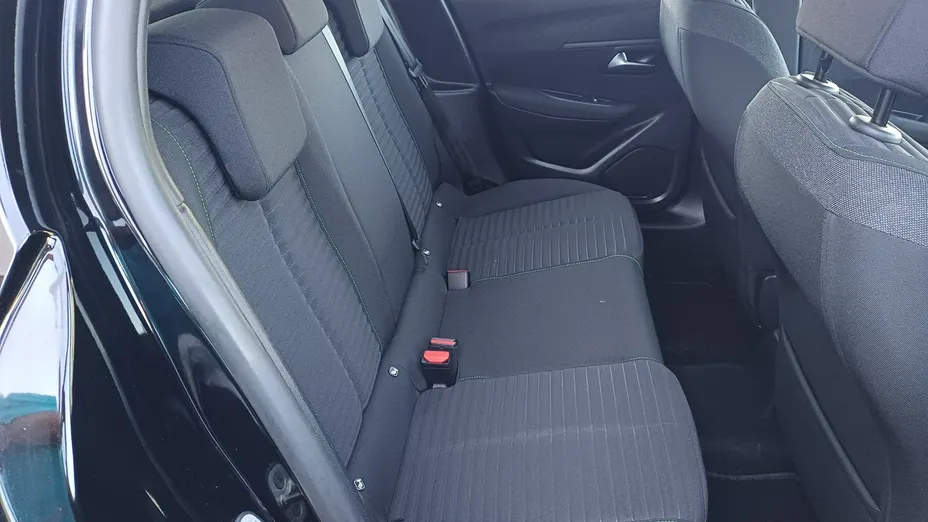 PEUGEOT 208 -