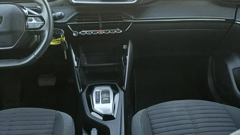 PEUGEOT 208 -