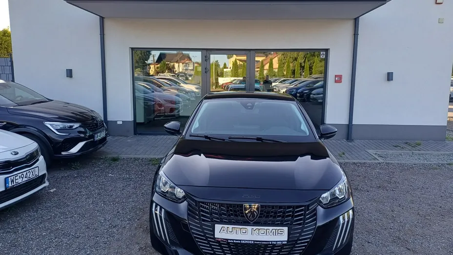 PEUGEOT 208 -