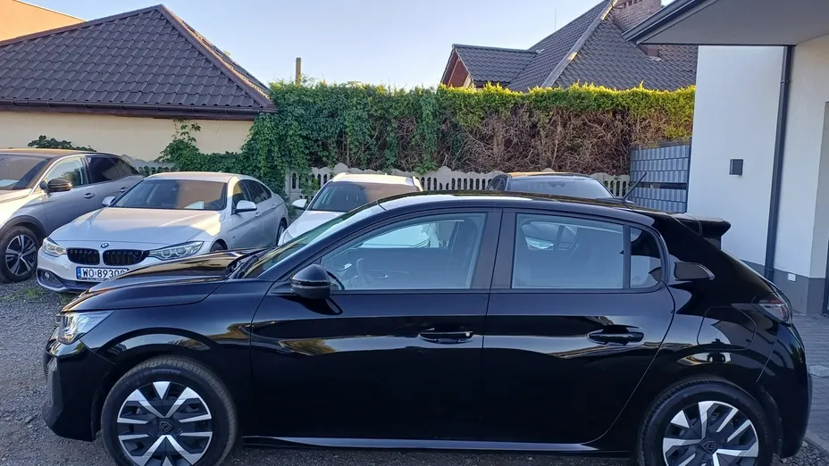PEUGEOT 208 -