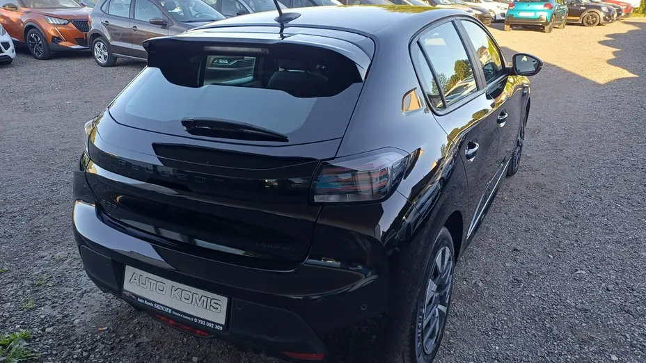 PEUGEOT 208 -
