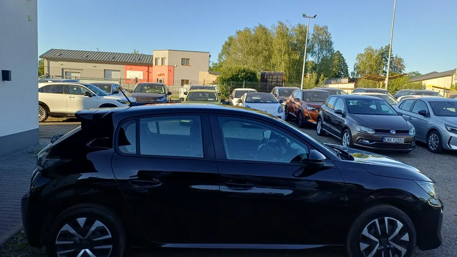 PEUGEOT 208 -