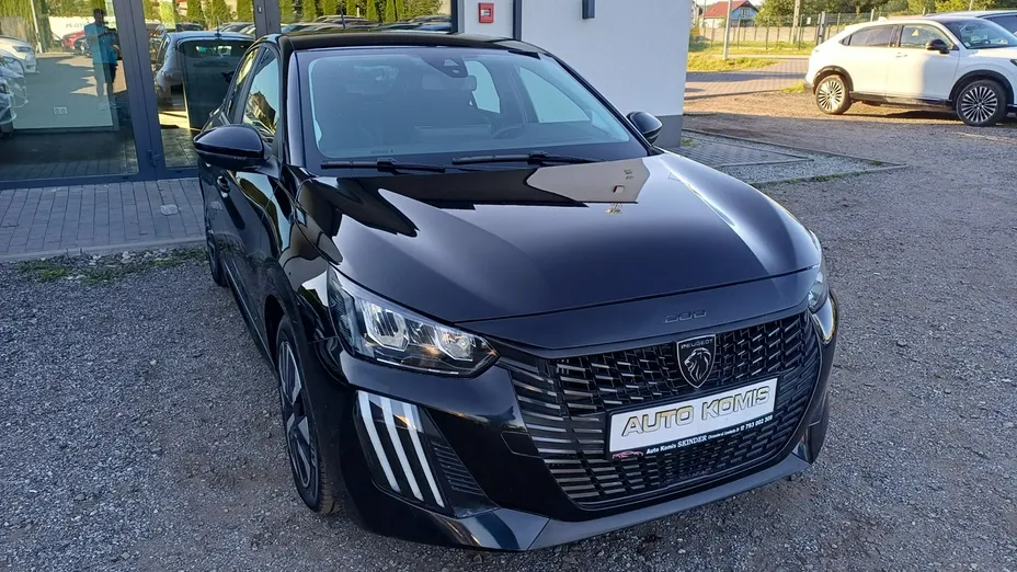 PEUGEOT 208 -