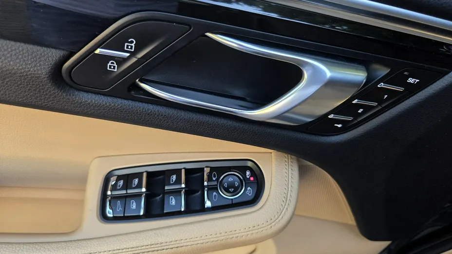PORSCHE Macan -