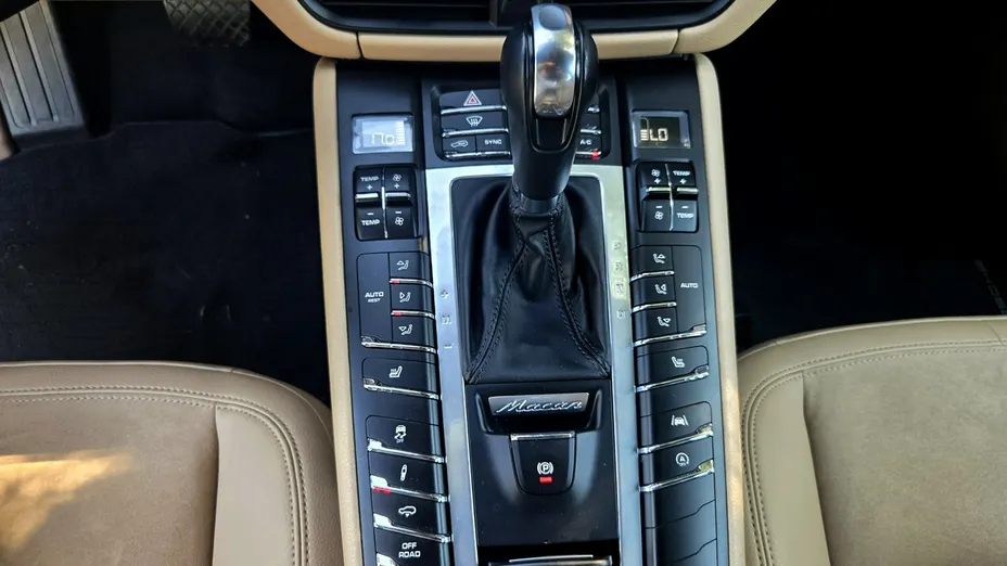 PORSCHE Macan -