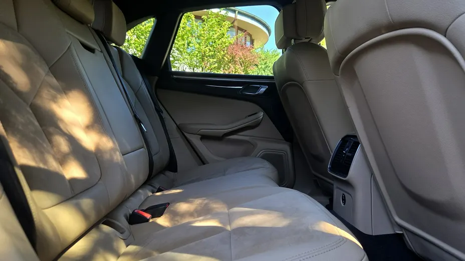 PORSCHE Macan -