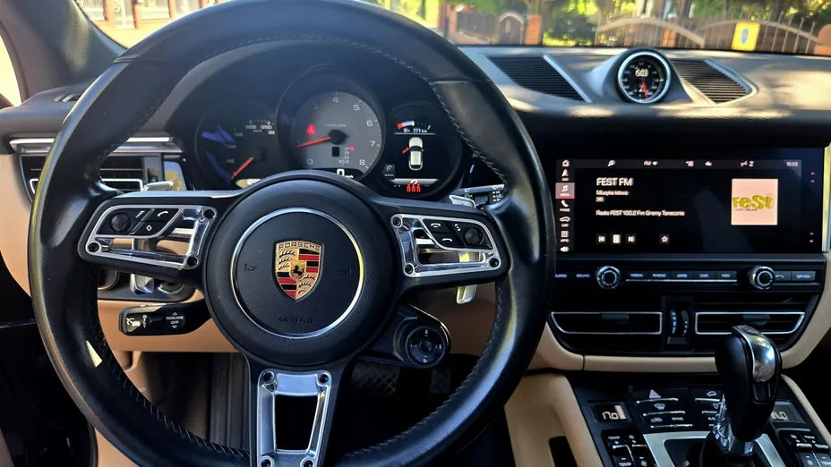 PORSCHE Macan -